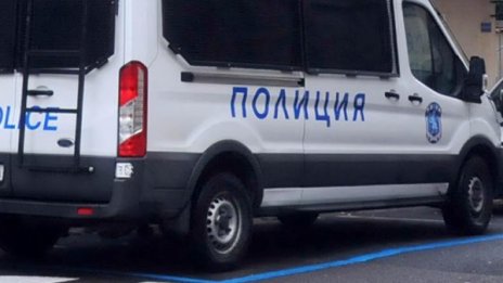 Задържаха 54-годишен за отвличане, натъпкал жена в бус