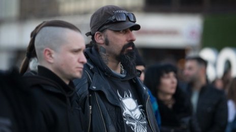 Факли, знамена, момчета в черно... забраненият Луковмарш в София