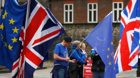 Мей ще се среща с Юнкер – пак разговори за Brexit