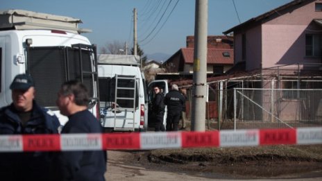 Четворно убийство в Нови Искър! Военен уби близките си