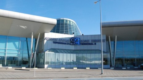 На Терминал 2: Хванаха бежанец с ?27 760 в ръчния багаж