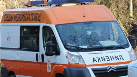 Автомобил блъсна ученически бус, шофьорката на колата е ранена
