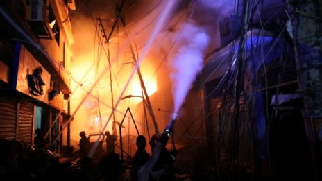 Десетки души загинаха при пожар в Бангладеш