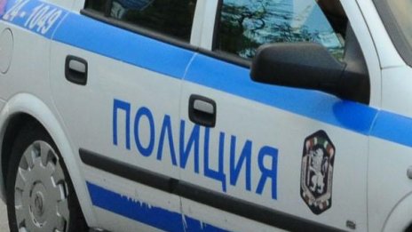 Бус и автобус се удариха, едният шофьор почина място