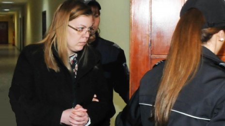 Задържаната за присвояване банкерка: Не издържам в килия!