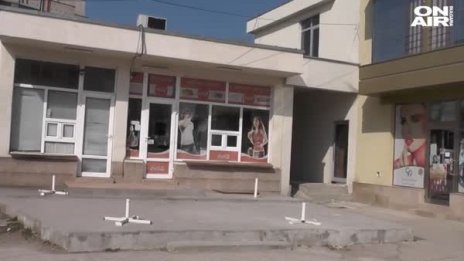 Крадец счупи ръка на продавачка, отмъкна 700 лв. и избяга