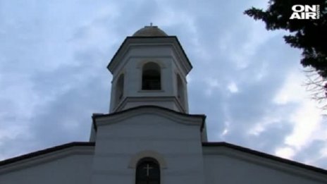Миряни на протест в Петрич в защита на отстранен свещеник