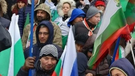 Ултраси опорочиха празника на Шипка. Крещят "Ууууу!", "Оставка!"