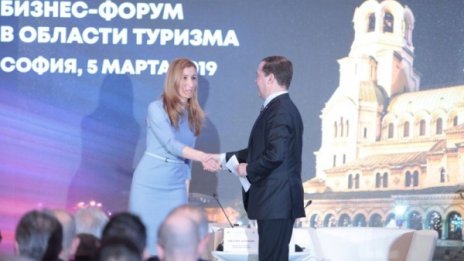 Медведев с желание: Визови облекчения за туристите!