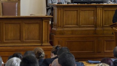 Крушки, ВиК, дрехи... Парламентът харчи ударно 170 000 лв.