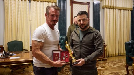 Шон Пен на фронта, срещна се с украински войници в Донецка област