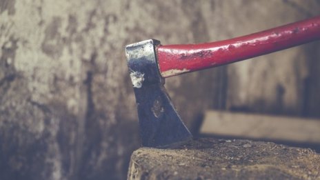 Удари с брадва, ножове... Съседска свада в Сопот