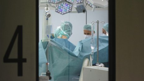 Нечовешко, лудо: Словенка си отряза ръката заради 383 000 евро 