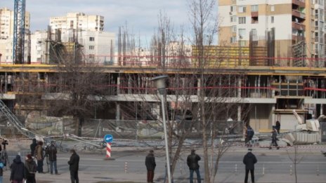 Падналият кран в "Младост" вдигал железата над пешеходците 