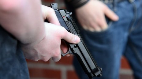 Простреляха 20-годишен руснак с газов пистолет в Бургас
