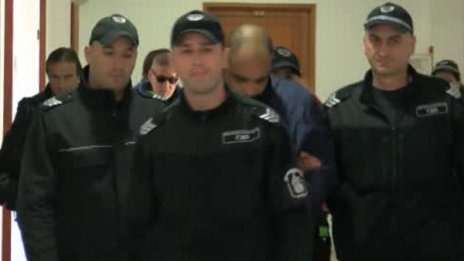 Англичанинът с 53 самоличности остава зад решетките