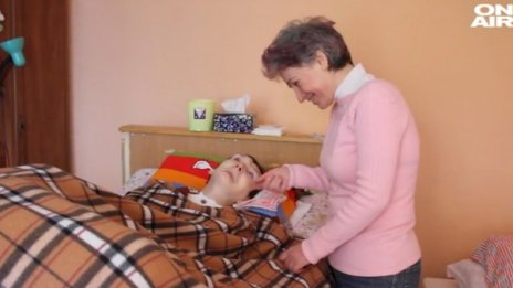 Да помогнем: Майка се грижи за прикованата си на легло дъщеря