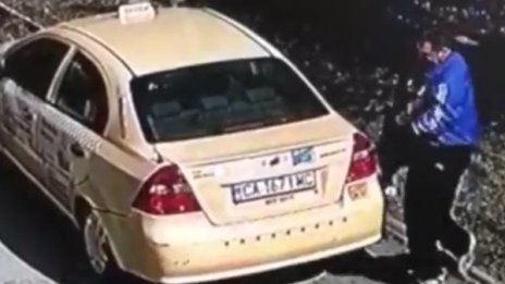 Спипан на видео: Бакшиш нагло отмъква куче от двор