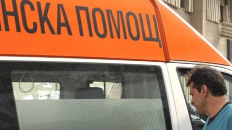 ПТП-то с две жертви: Ляв завой на мокър път, три коли в мелето