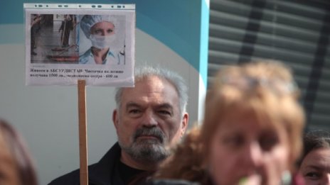 Бунтът на белите престилки: Малко пари, липса на уважение 