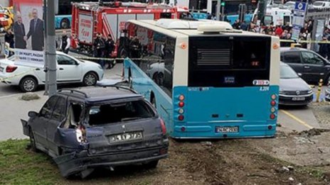 Автобус се вряза в пешеходци в Истанбул