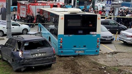 Българска кола сред ударените при инцидента с автобус в Истанбул 