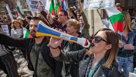 Фелдшери опънаха палатките до медсестрите в София