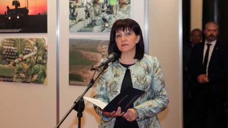 Караянчева упрекна Радев: Гледа само към ГЕРБ