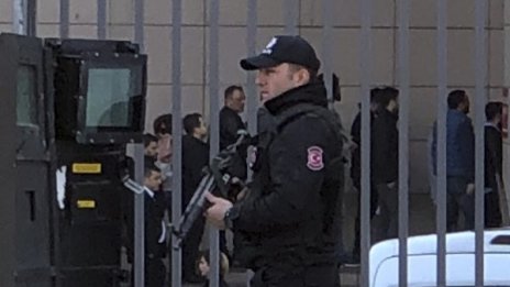 Драма в Турция: Полицай рани колега след свада