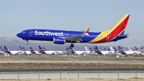 Boeing 737 отново кацна аварийно... Проблем с двигателите!