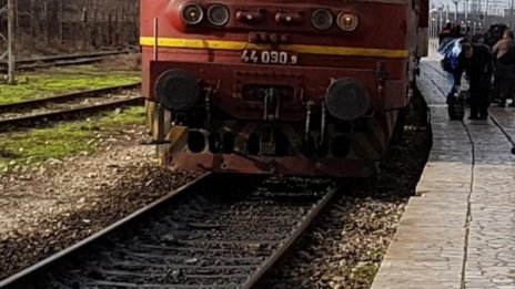 Влак помете жена на прелеза преди гарата в Симитли