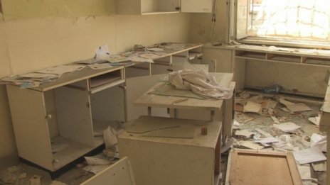 Сграда на здравна инспекция стана дом за наркомани