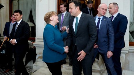 Меркел ще се бори до последно срещу Brexit без сделка