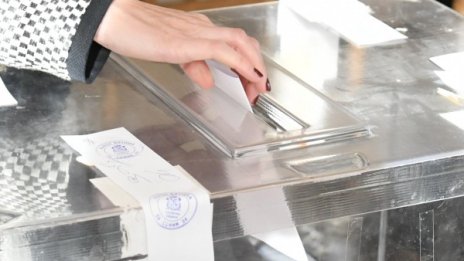 Младите от ГЕРБ денонощно пред ЦИК, първи да се регистрират 