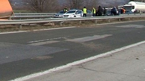 Камион се обърна на "Хемус", движението &ndash; през бензиностанция