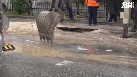 Кола пропадна в изкоп на ВиК в Пловдив