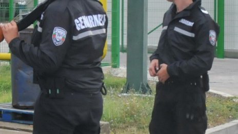 Полиция нахлу в луксозни имоти във Ветово, търси ало измамници 