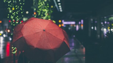 Чадърите под ръка и днес, времето ще е дъждовно