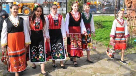 Празник е! Лазарките пеят за плодородие, за благодат