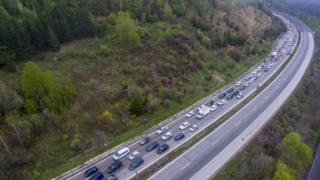 Аварирал камион затапи магистрала "Хемус"