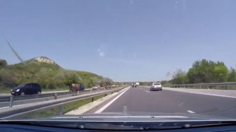 В празничния трафик: Кон препуска в насрещното на "Хемус"