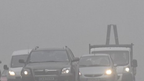 Мъгла затруднява движението по АМ "Струма"