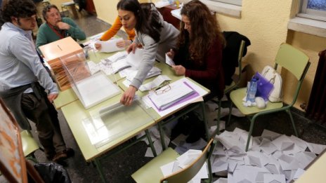 Социалистите водят на предсрочните избори в Испания