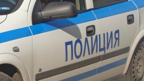 Мъж с нож нахлу в магазин, продавачката го прогони