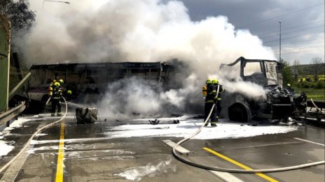 Рейс със затворници се запали след сблъсък в камиони