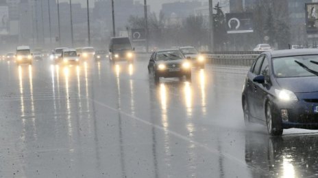 Утре остава топло, а на Гергьовден ще вали и трещи