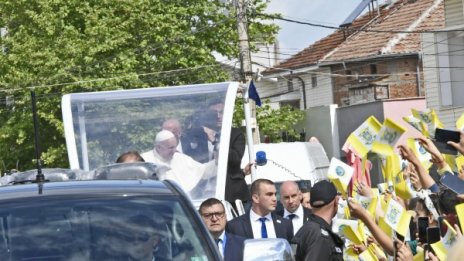 Папа Франциск наруши протокола – поговори си с децата