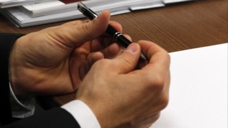 Семейство иска обезщетение от държавата за паспорт на дете