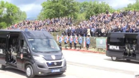Сърбия демонстрира военна сила с парад в Ниш