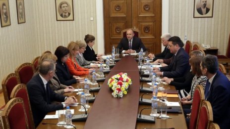 Радев поиска по-малко недействителни бюлетини на изборите